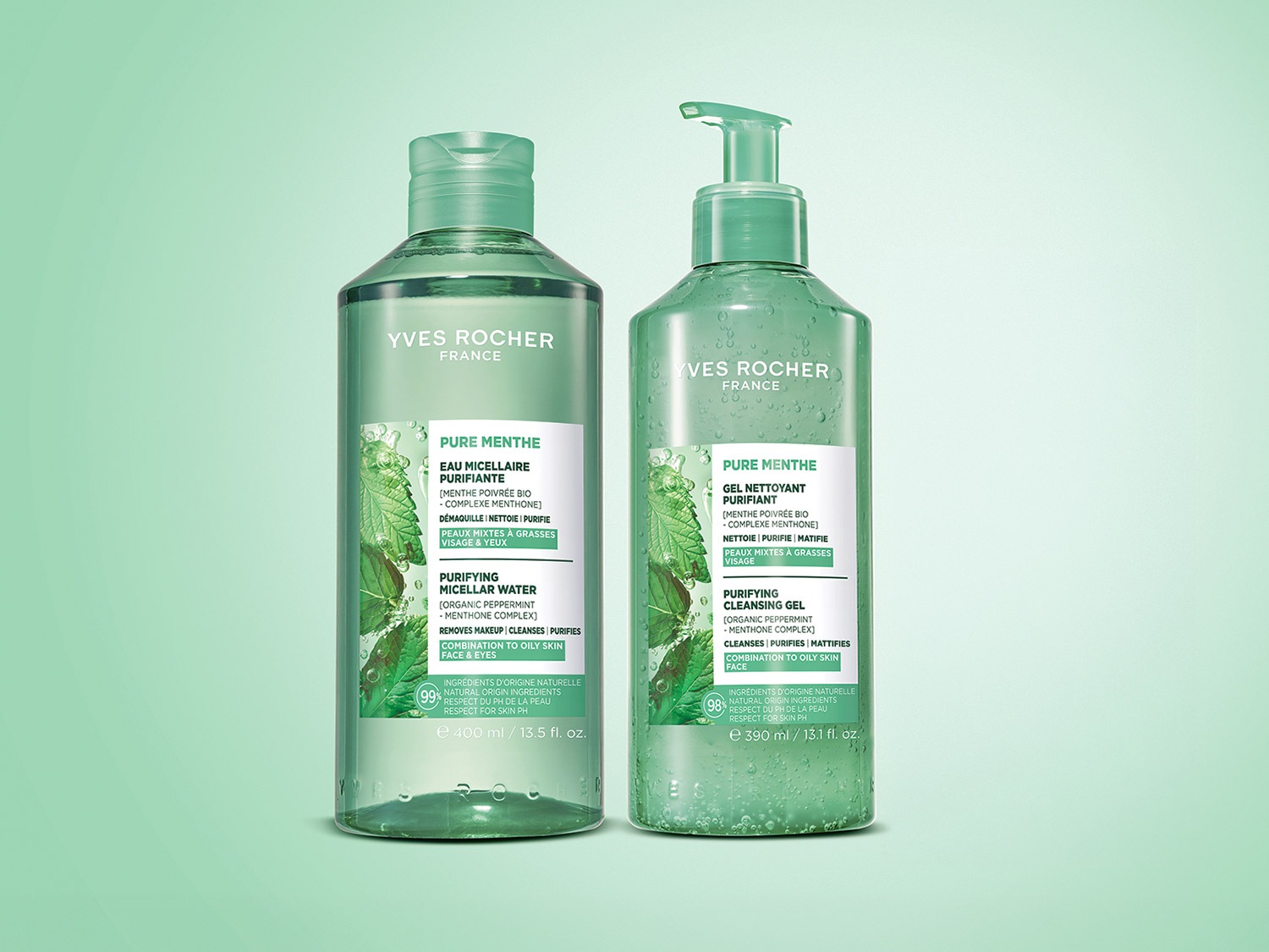 Dwa przezroczyste, zielone opakowania produktów Yves Rocher Pure Menthe, w tym woda micelarna i żel oczyszczający, stoją na jasnozielonym tle, oferując kompleksową pielęgnację dla cery mieszanej i tłustej.
