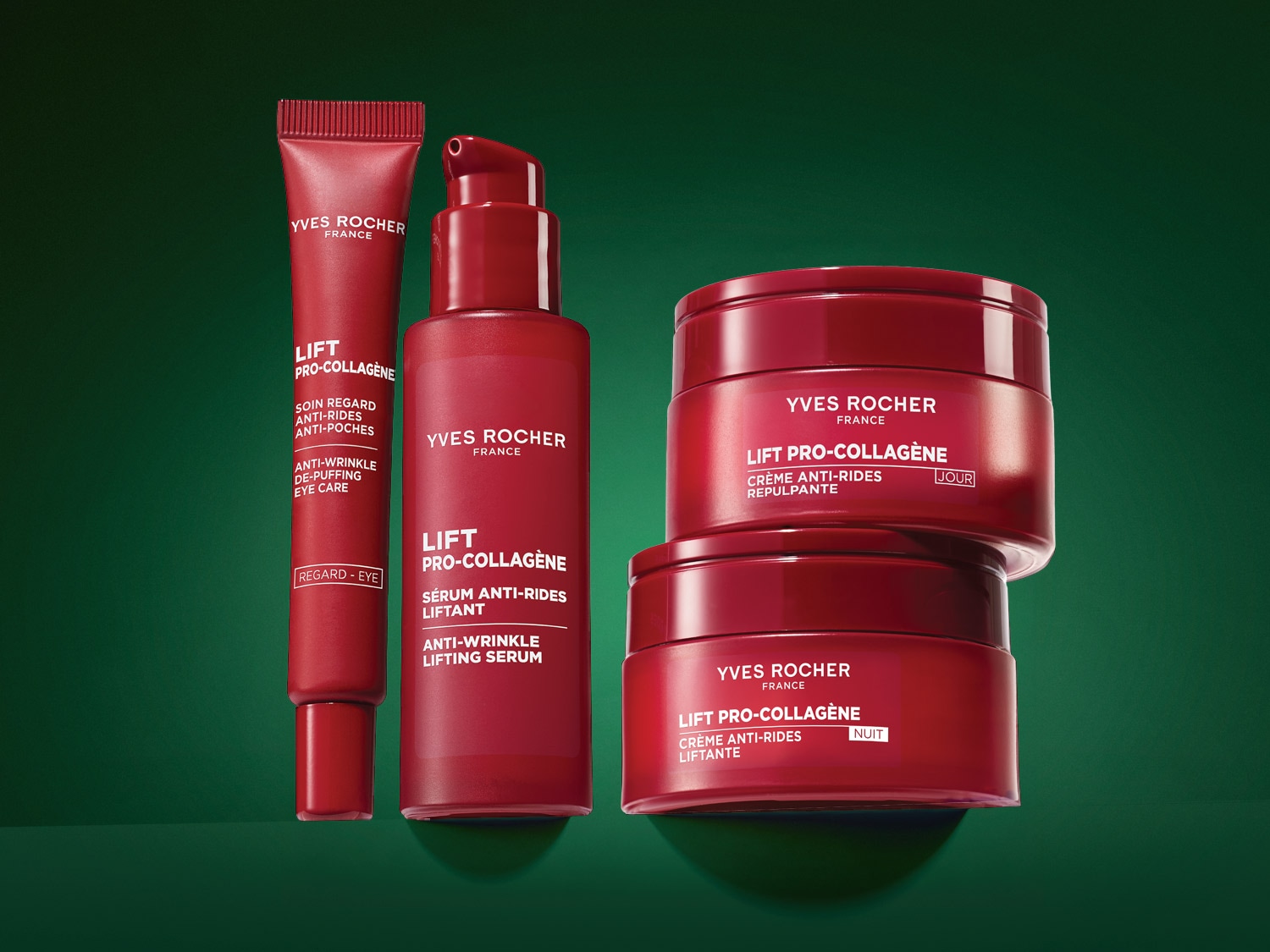 Zestaw kosmetyków Yves Rocher Lift Pro-Collagen w intensywnym czerwonym kolorze, zawierający krem pod oczy, serum liftingujące, krem na dzień i krem na noc, zapewniający kompleksową pielęgnację przeciwzmarszczkową.