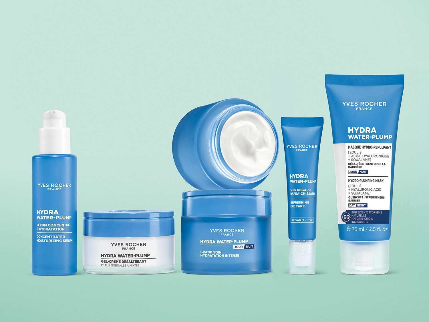 Zestaw pięciu produktów Yves Rocher Hydra Water-Plump w niebieskich opakowaniach, w tym serum nawilżające, żel-krem, intensywna pielęgnacja nawilżająca, odświeżająca pielęgnacja pod oczy oraz maska hydro-wypełniająca.