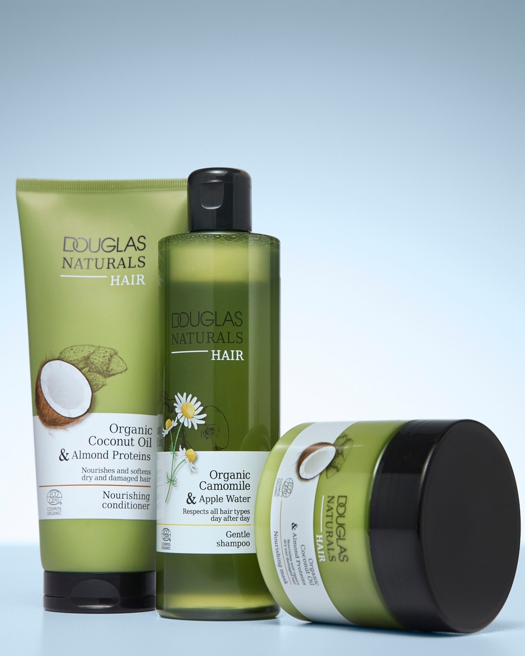 Setul Douglas Naturals Hair include un balsam nutritiv cu ulei organic de cocos și proteine de migdale, un șampon delicat cu mușețel organic și apă de mere, și o mască nutritivă, toate concepute pentru a îngriji și a hidrata părul.