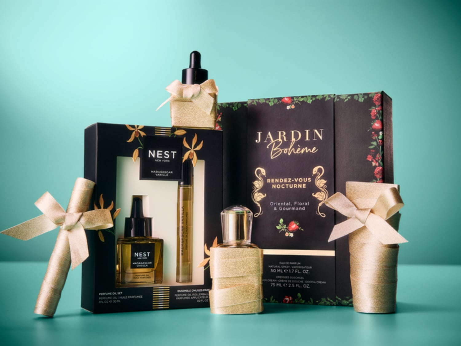 Découvrez le coffret parfum NEST New York Madagascar Vanilla, comprenant une huile parfumée de 30 ml et un roll-on, le tout dans un emballage noir élégant orné de motifs floraux dorés.