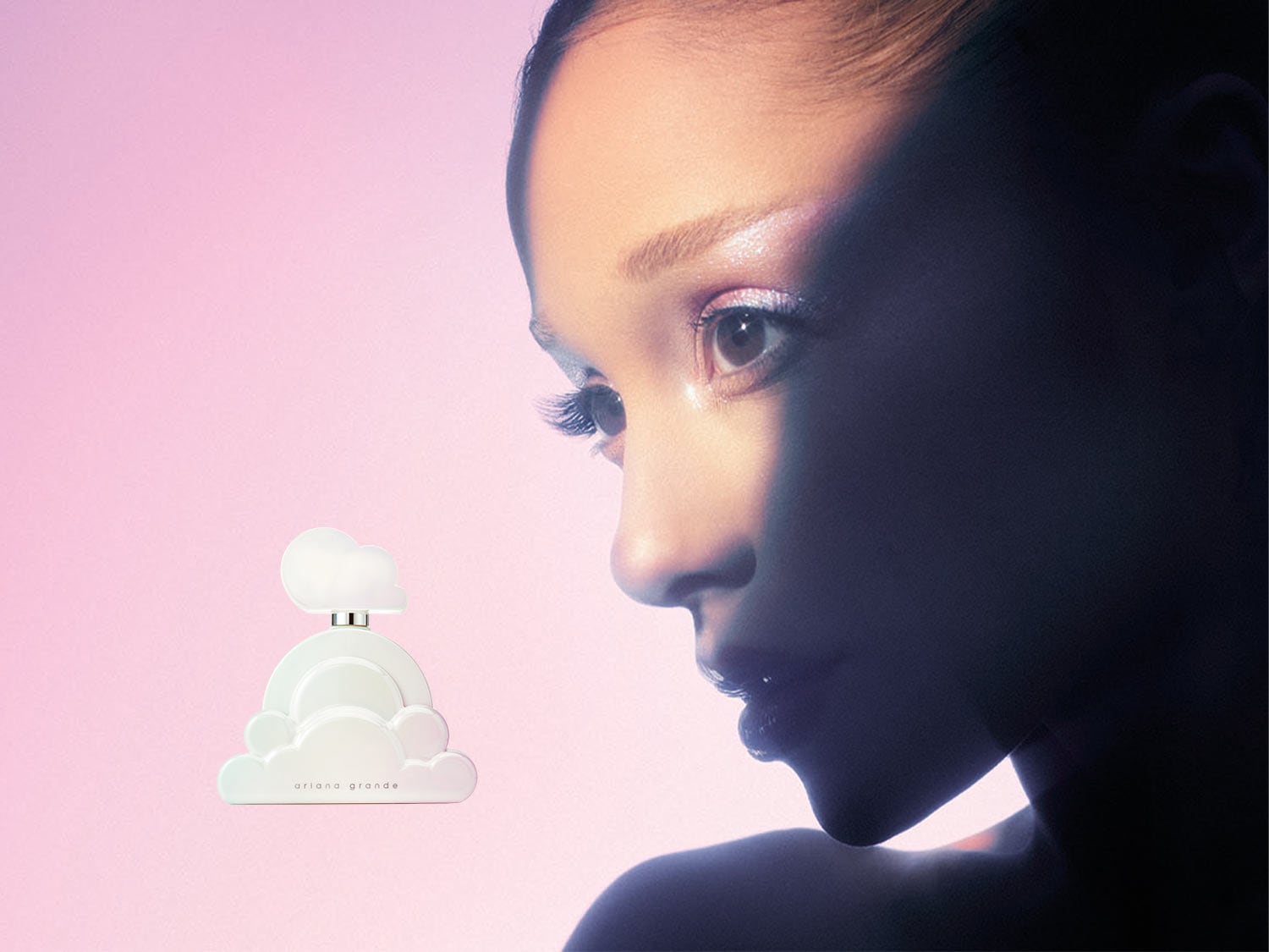 Ariana Grande Cloud parfém s bílým obalem ve tvaru mraku, umístěný vedle zpěvačky Ariany Grande, která má na sobě třpytivé oční stíny a lesklé rty.