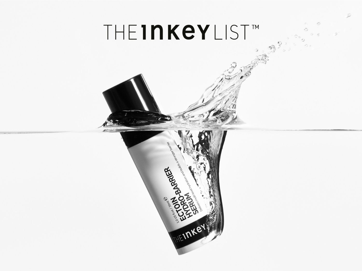 Sérum The Inkey List Ectoin Hydro-Barrier o objemu 30 ml, navržené pro vícesložkovou hydrataci a posílení kožní bariéry, je zobrazeno, jak se noří do vody, což symbolizuje jeho hydratační účinky.