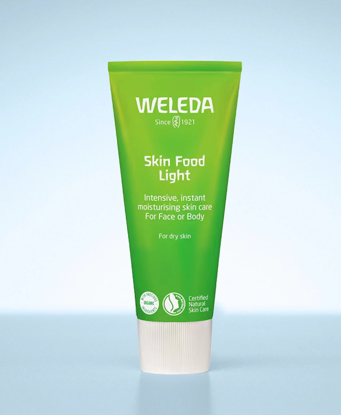 Weleda Skin Food Light to intensywnie nawilżający krem do twarzy i ciała, idealny dla skóry suchej, w zielonej tubce z białym wieczkiem, z certyfikatem naturalnej pielęgnacji skóry.