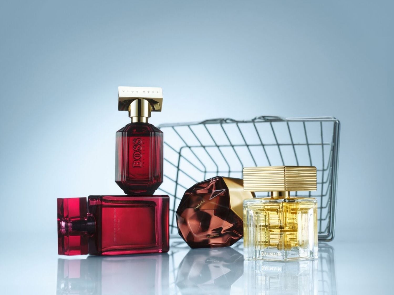Objavte luxusné vône: červený parfum Hugo Boss The Scent Le Parfum pre ženy, tmavohnedý parfum Rabanne Fame a zlatý parfum Balmain Extatic, všetky sú pripravené na nákup v košíku.