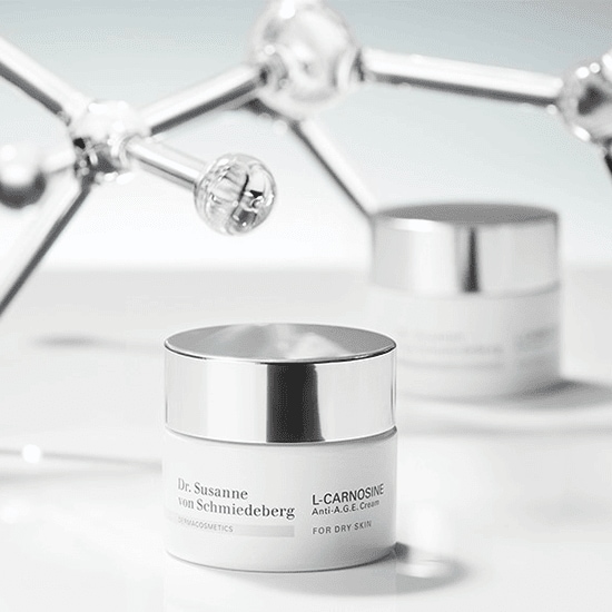Crema anti-edad L-CARNOSINE de Dr. Susanne von Schmiedeberg para piel seca, presentada en un envase blanco con tapa plateada, prometiendo cuidado y rejuvenecimiento.