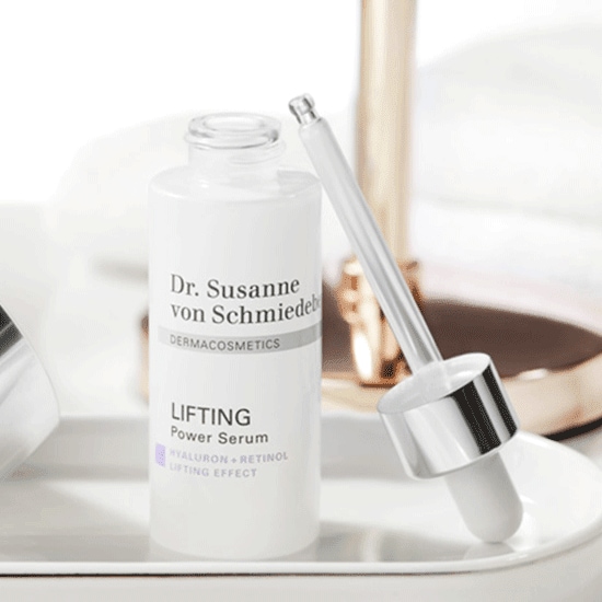 El suero facial Dr. Susanne von Schmiedeberg LIFTING Power Serum viene en un frasco blanco con un gotero plateado, formulado con hialurón y retinol para un efecto lifting.