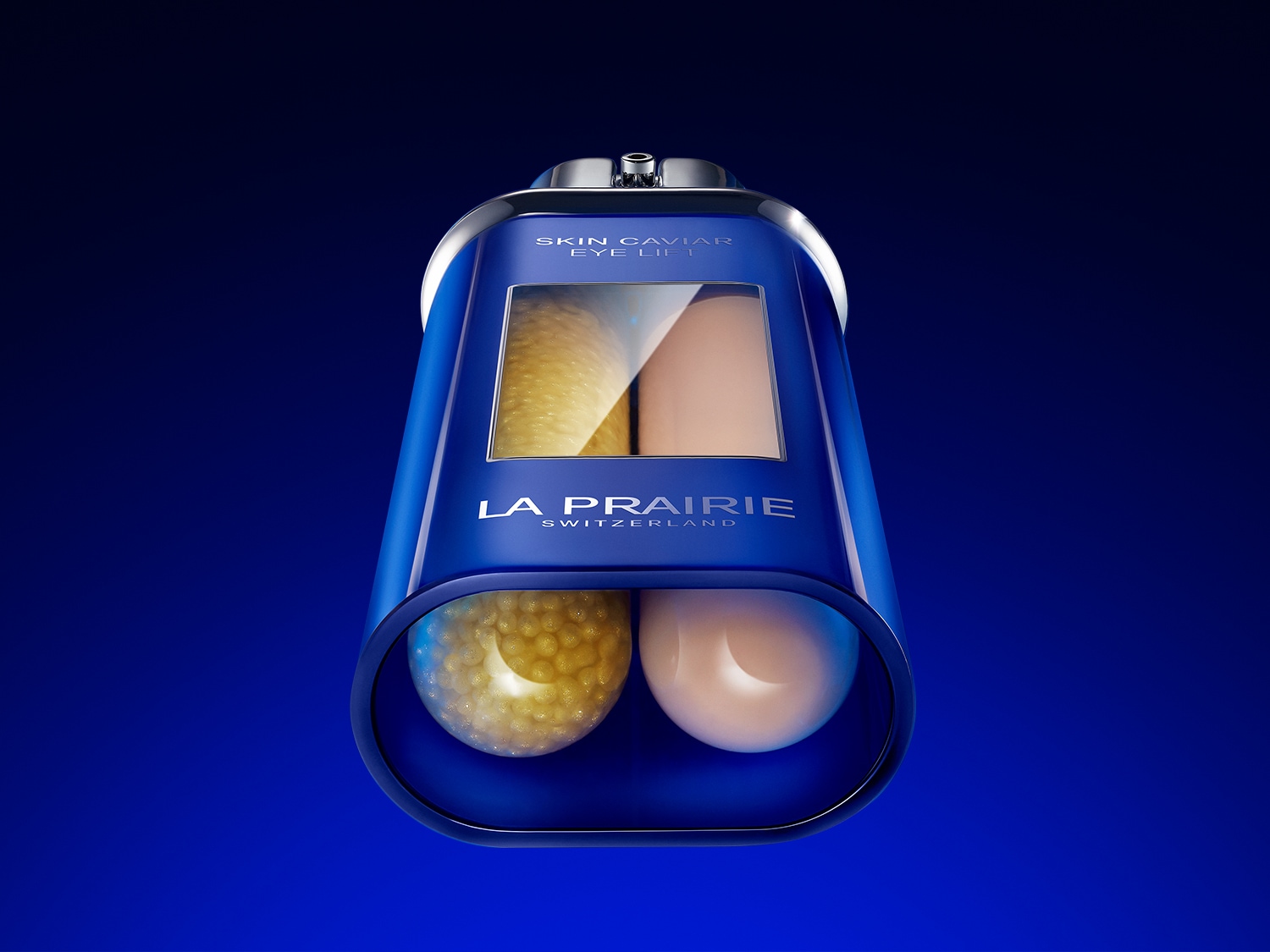 Modré balení La Prairie Skin Caviar Eye Lift s okénky, kde je vidět zlatavý krém s kuličkami a světlý krém, slibující lifting očního okolí.