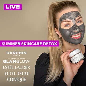 Een vrouw met een grijze masker op haar gezicht, lachend en een potje Glamglow vasthoudend, met de tekst 'Summer Skincare Detox'.