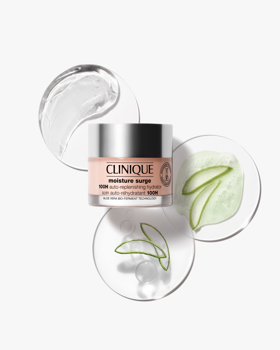 Krem nawilżający Clinique Moisture Surge 100H w różowym słoiczku z srebrną nakrętką, otoczony aloesem i kroplami wody, zapewniający skórze 100-godzinne nawilżenie.