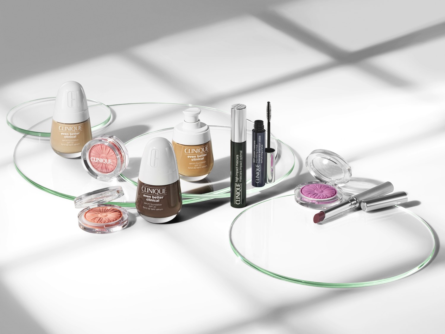 Kolekcja kosmetyków Clinique Even Better Clinical obejmuje podkłady w różnych odcieniach, róże do policzków w pudrze oraz tusz do rzęs High Impact Mascara, zapewniające kompleksowy makijaż.
