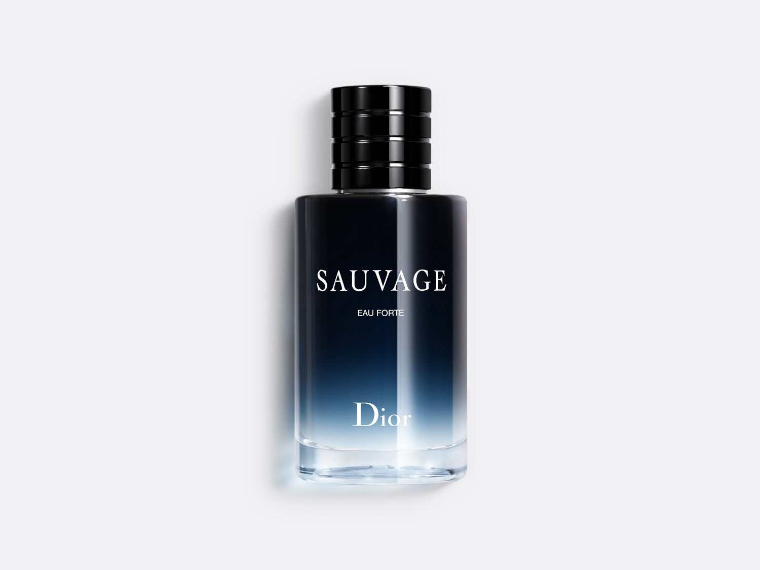 Butelka perfum Dior Sauvage Eau Forte ma gradientowy, ciemnoniebieski kolor, który przechodzi w przezroczysty u dołu, z czarną zakrętką.