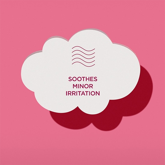 Na różowym tle biała chmurka z napisem „łagodzi drobne podrażnienia” i symbolem fal, co sugeruje delikatne działanie produktu.