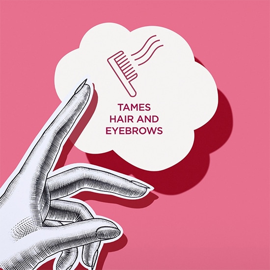 Grafika na różowym tle przedstawia dłoń wskazującą na chmurkę z ikoną grzebienia i napisem: ujarzmia włosy i brwi.