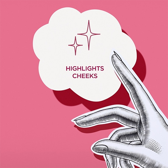 Na różowym tle, grafika ręki wskazuje na obłoczek z napisem „HIGHLIGHTS CHEEKS” i dwiema gwiazdkami, sugerując rozświetlanie policzków.