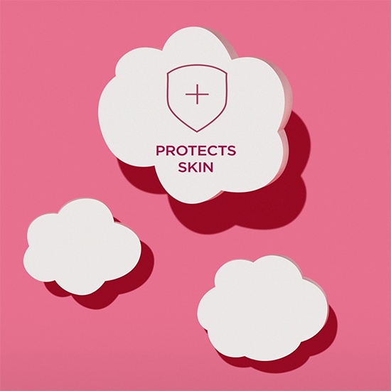 Na różowym tle znajdują się białe chmurki, na jednej z nich widnieje symbol tarczy z plusem i napis „Chroni skórę”.