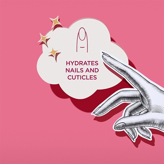 Na różowym tle znajduje się grafika dłoni i chmurki z napisem „Nawilża paznokcie i skórki”, a także trzy złote gwiazdki.