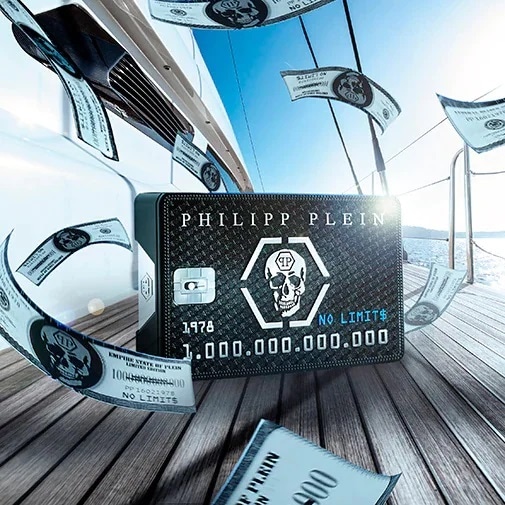Czarna karta kredytowa Philipp Plein z motywem czaszki i napisem 'NO LIMITS' na tle jachtu i latających banknotów.
