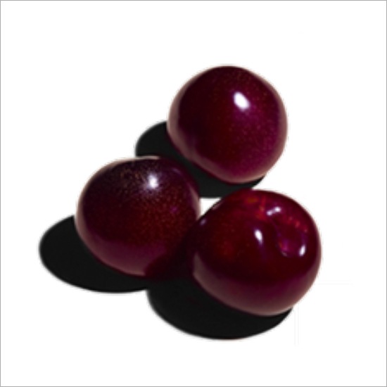 Trzy dojrzałe, soczyste śliwki o głębokim, purpurowym kolorze, leżące na białym tle, gotowe, by skusić swoim słodkim smakiem.