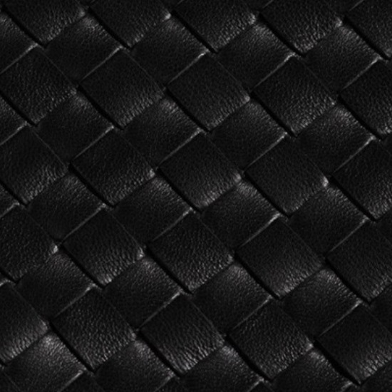 Czarna, tkana skóra tworzy wzór, który jest zarówno teksturowany, jak i wizualnie interesujący.