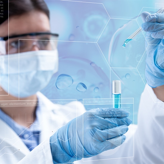 Naukowiec w fartuchu laboratoryjnym i rękawiczkach trzymający fiolkę z niebieskim płynem i pipetę, na rozmytym tle wzory molekularne i wykresy.