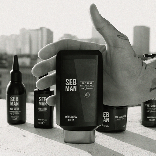 Czarno-białe zdjęcie przedstawia serię produktów do pielęgnacji męskiej marki SEB MAN, w tym balsam po goleniu The Gent, olejek do brody The Groom i płyn do stylizacji włosów The Hero.