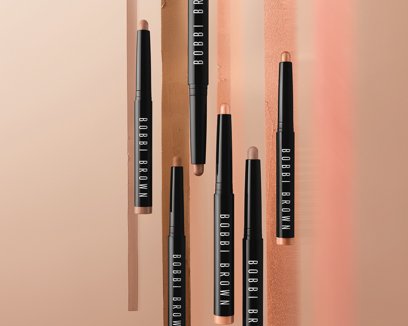 A Bobbi Brown szemhéjfesték ceruzák különböző földszínekben, fekete csomagolásban elegáns megjelenést kölcsönöznek.