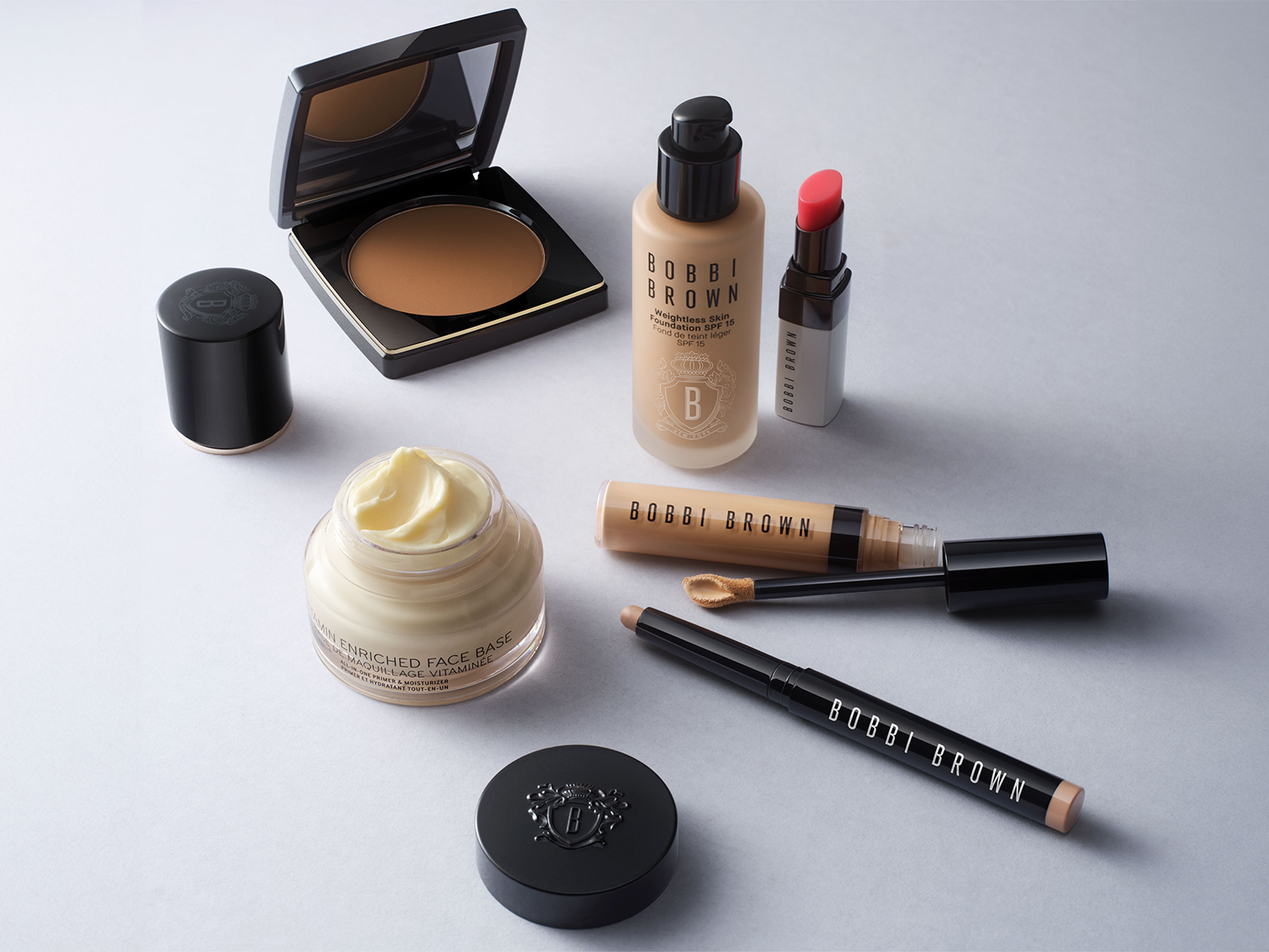 Odkryj zestaw kosmetyków Bobbi Brown, w tym podkład Weightless Skin SPF 15, bazę pod makijaż Vitamin Enriched Face Base i inne produkty do makijażu, które podkreślą Twoje naturalne piękno.