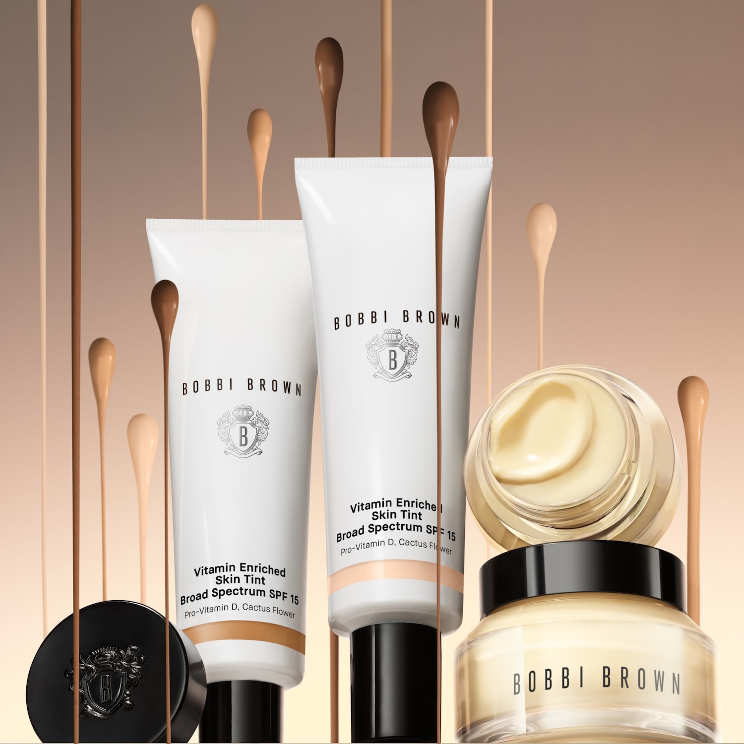A Bobbi Brown Vitamin Enriched Skin Tint termékei láthatók, amelyek széles spektrumú SPF 15-ös fényvédővel és Pro-Vitamin D-vel, kaktuszvirággal vannak ellátva, a tökéletes bőrápolásért.