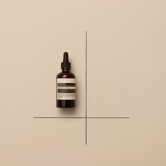 Butelka z ciemnego szkła z pipetą zawiera serum do twarzy Parsley Seed Anti-Oxidant Intense Serum.