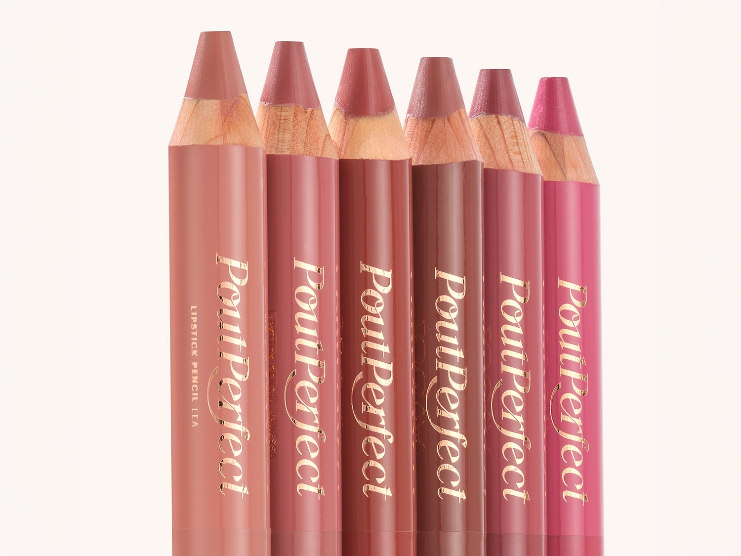 Eine Reihe von Pout Perfect Lippenstiften in verschiedenen Nude- und Rosatönen, die jeweils in einer Stiftform mit goldener Schrift auf der Hülse präsentiert werden.
