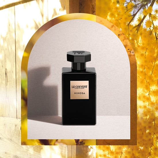 Czarny flakon perfum Le Couvent Mimosa z żółtymi kwiatami w tle, tworzący elegancką kompozycję zapachową.