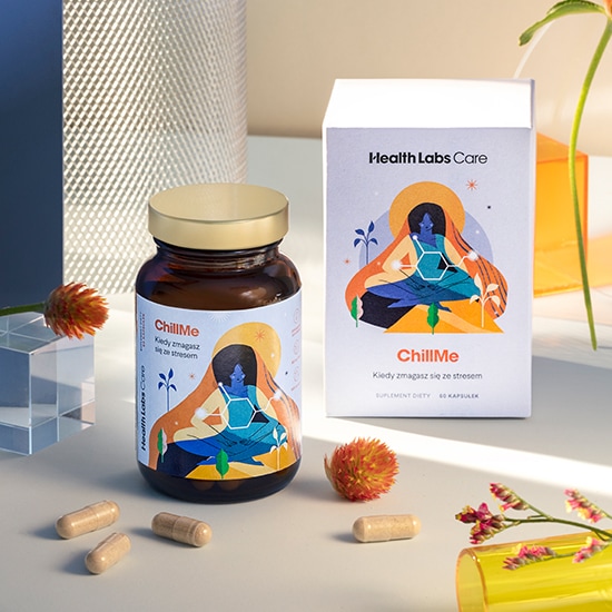 Butelka ChillMe Health Labs Care z brązowego szkła z złotą nakrętką, obok białe pudełko z ilustracją osoby medytującej i napisem ChillMe, suplement diety.