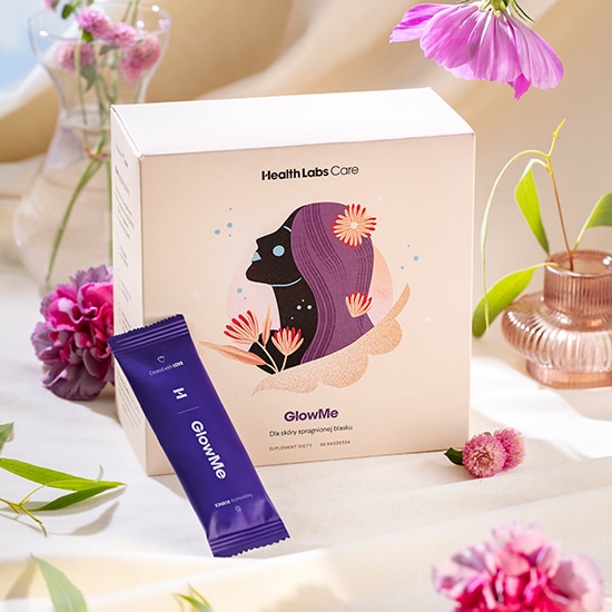 Pudełko Health Labs Care GlowMe z sylwetką kobiety i kwiatami, obok saszetka GlowMe na tle kwiatów.