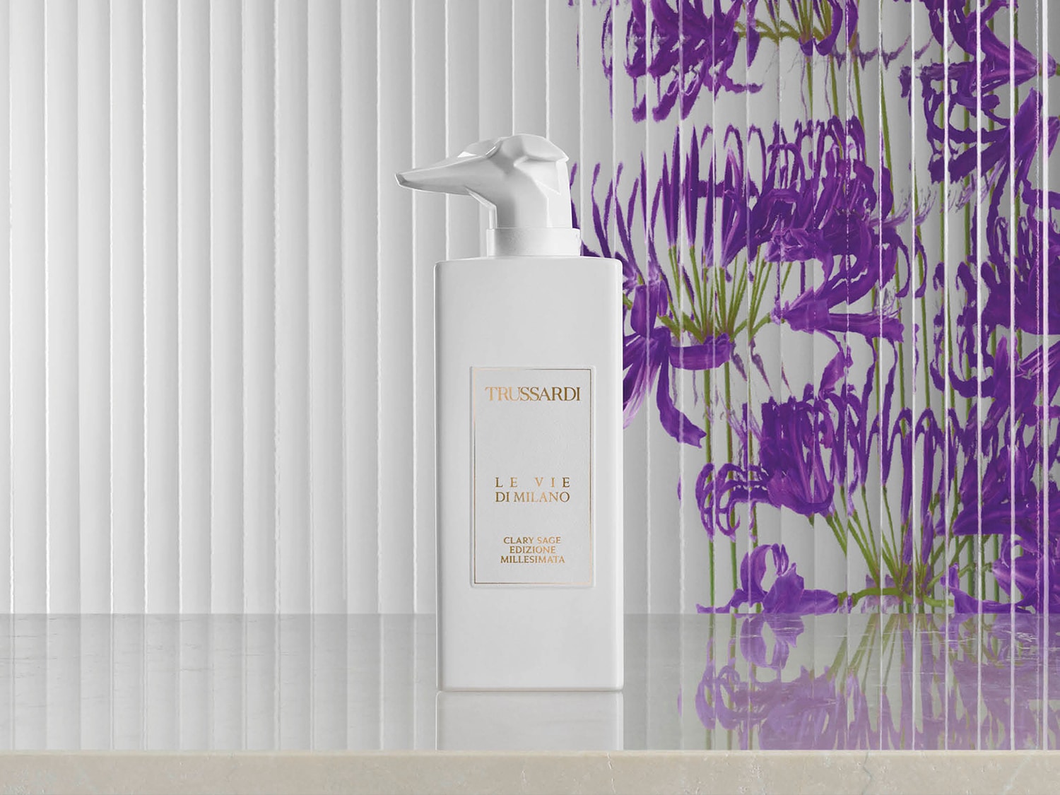 Biała butelka Trussardi Le Vie Di Milano Clary Sage Edizione Millesimata z dozownikiem w kształcie głowy charta na tle fioletowych kwiatów.