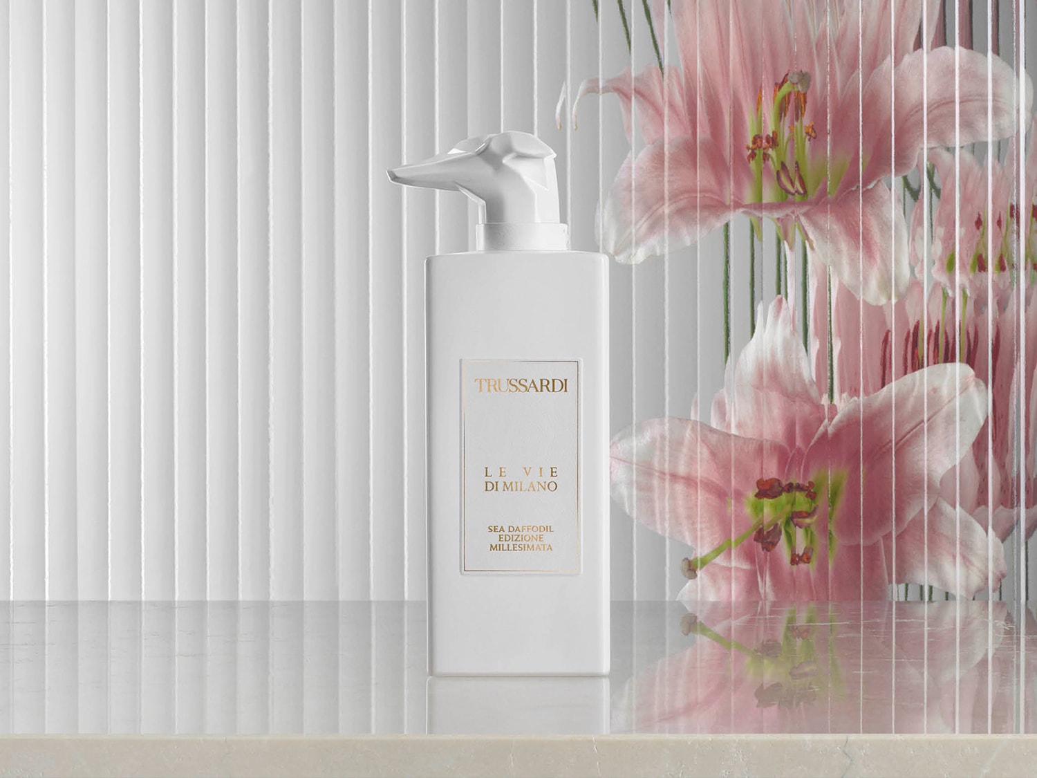 Biała butelka Trussardi Le Vie di Milano Sea Daffodil Edizione Millesimata z dozownikiem w kształcie głowy charta, ozdobiona różowymi liliami.