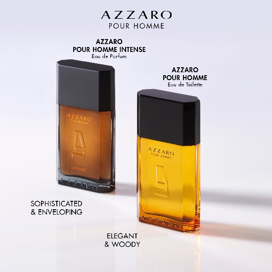 Dwa flakony perfum Azzaro Pour Homme: Intense o ciepłym, bursztynowym odcieniu i klasyczny Pour Homme o eleganckiej, złotej barwie, oba z czarnymi korkami.