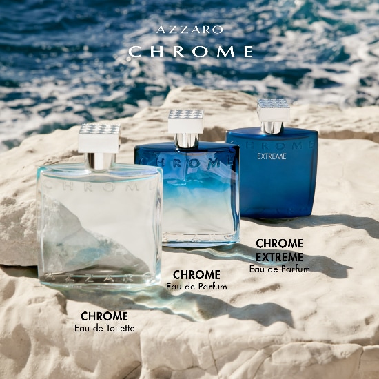 Trzy flakony Azzaro Chrome w odcieniach błękitu i srebra, od Eau de Toilette po Eau de Parfum Extreme, stoją na tle morskiej bryzy, zapraszając do odkrycia głębi zapachu.
