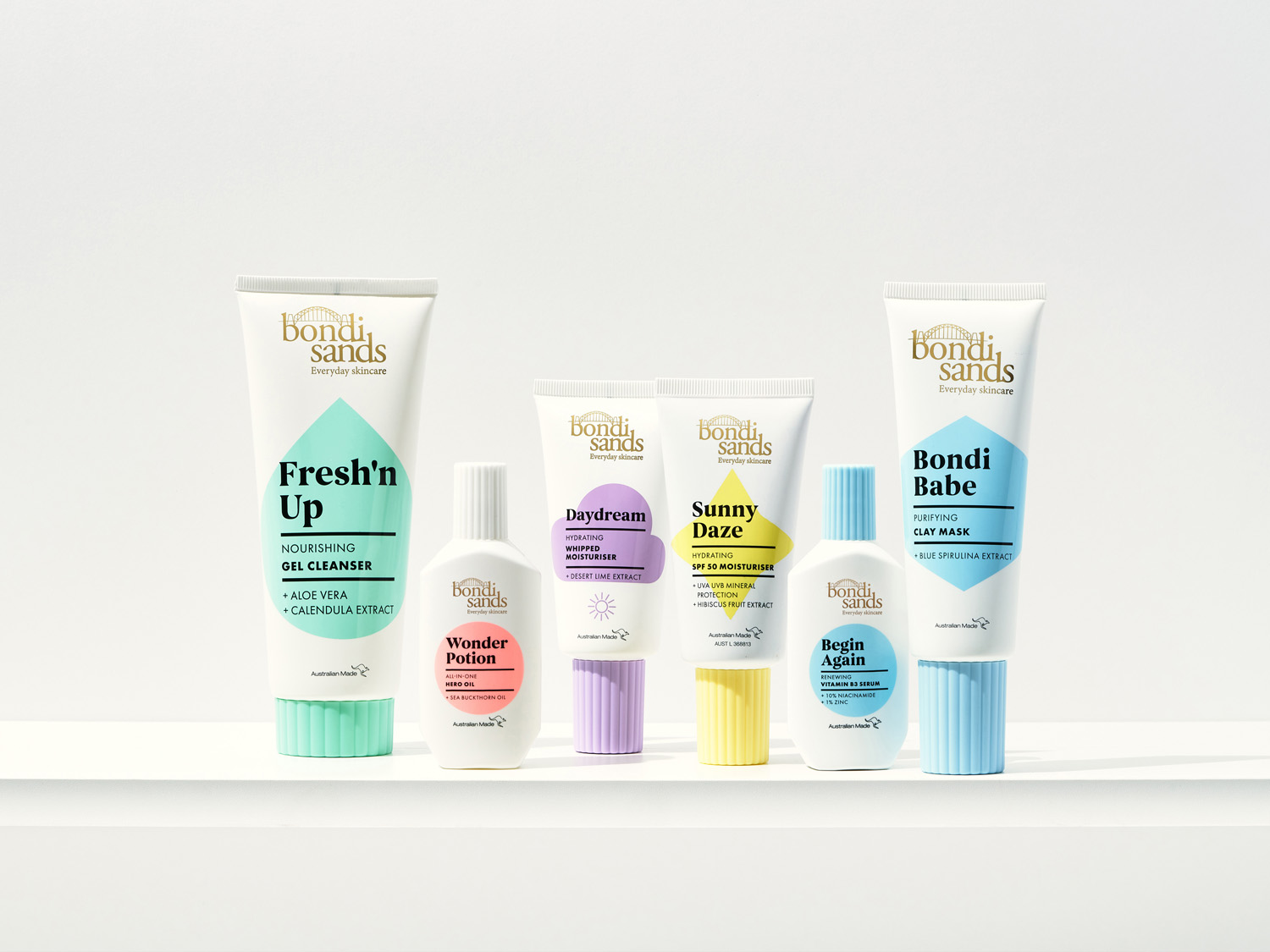 Een verzameling Bondi Sands huidverzorgingsproducten, waaronder Fresh'n Up Nourishing Gel Cleanser, Wonder Potion Hero Oil, Daydream Whipped Moisturiser, Sunny Daze SPF 50 Moisturiser, Begin Again Vitamine B3 Serum en Bondi Babe Purifying Clay Mask.