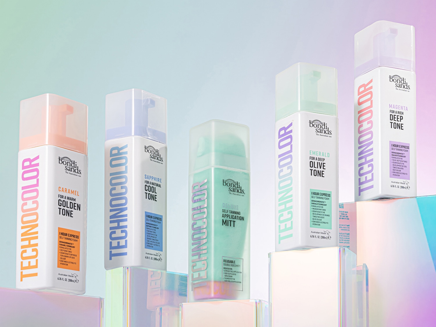 Ontdek Bondi Sands Technocolor zelfbruinende schuim voor een warme gouden tint, verrijkt met elektrolyten voor hydratatie, in een karamelkleurige verpakking.