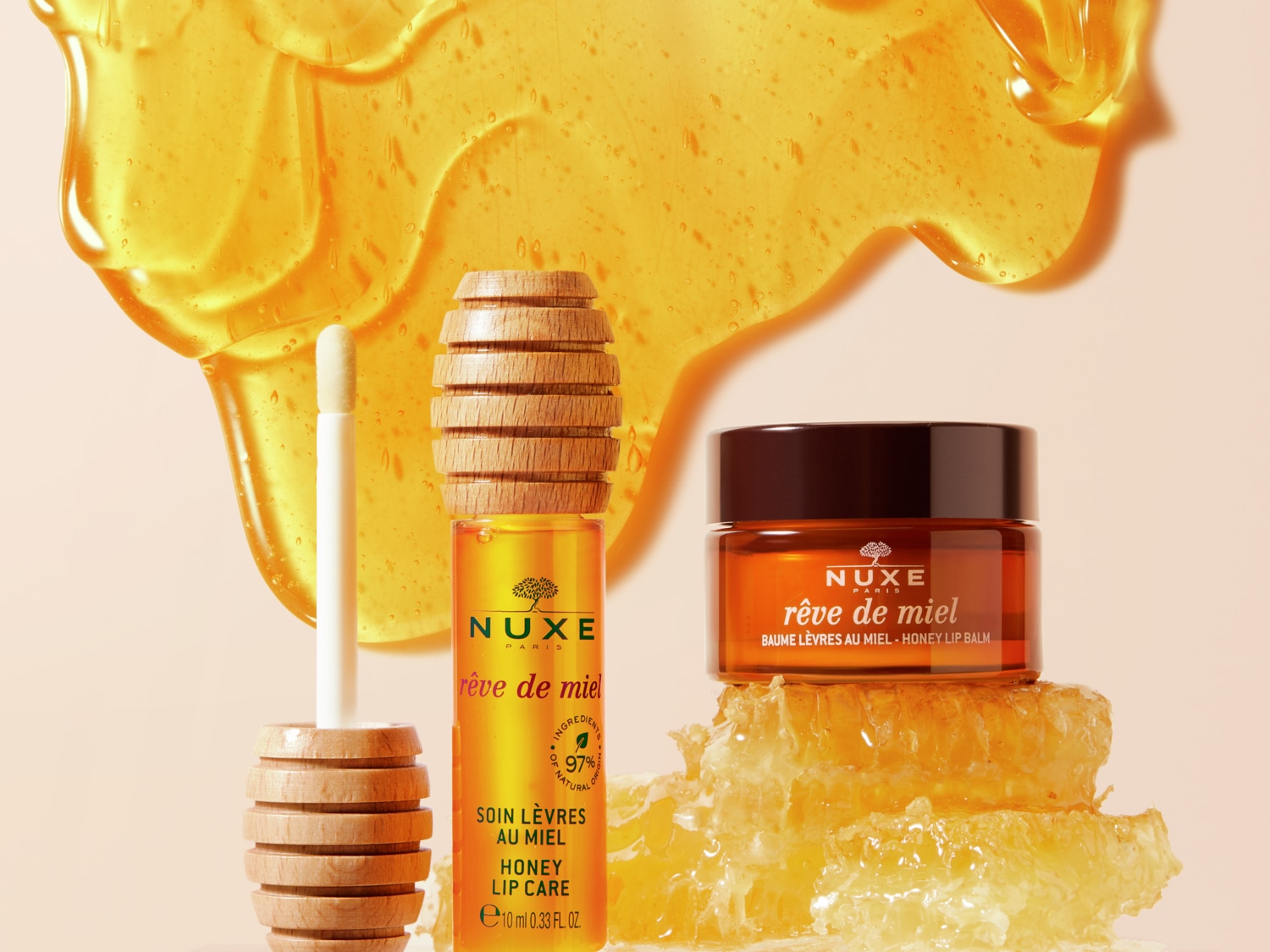 Descubre el bálsamo labial de miel Rêve de Miel de Nuxe, un cuidado labial con un 97% de ingredientes naturales para unos labios suaves y protegidos.