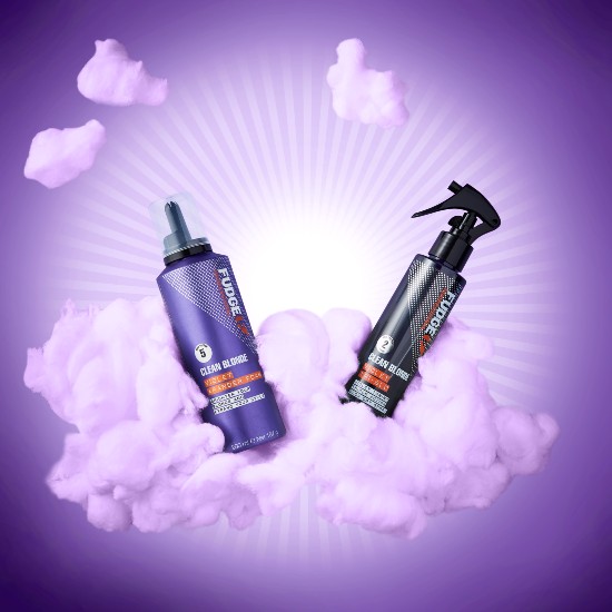 Dwa produkty do włosów Fudge Clean Blonde w fioletowych opakowaniach, otoczone fioletowymi chmurkami na fioletowym tle.