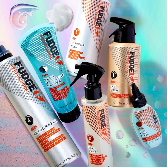 Różne produkty do włosów Fudge Professional, w tym pianka, primer, lakier do włosów, spray solny i serum nabłyszczające, obiecujące objętość, ochronę i elastyczne wykończenie.