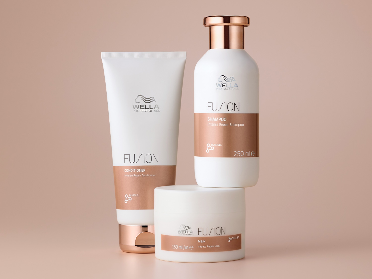 Zestaw do pielęgnacji włosów Wella Professionals Fusion: odżywka w tubie, szampon w butelce z miedzianą nakrętką i maska w okrągłym słoiczku, zapewniające intensywną regenerację.