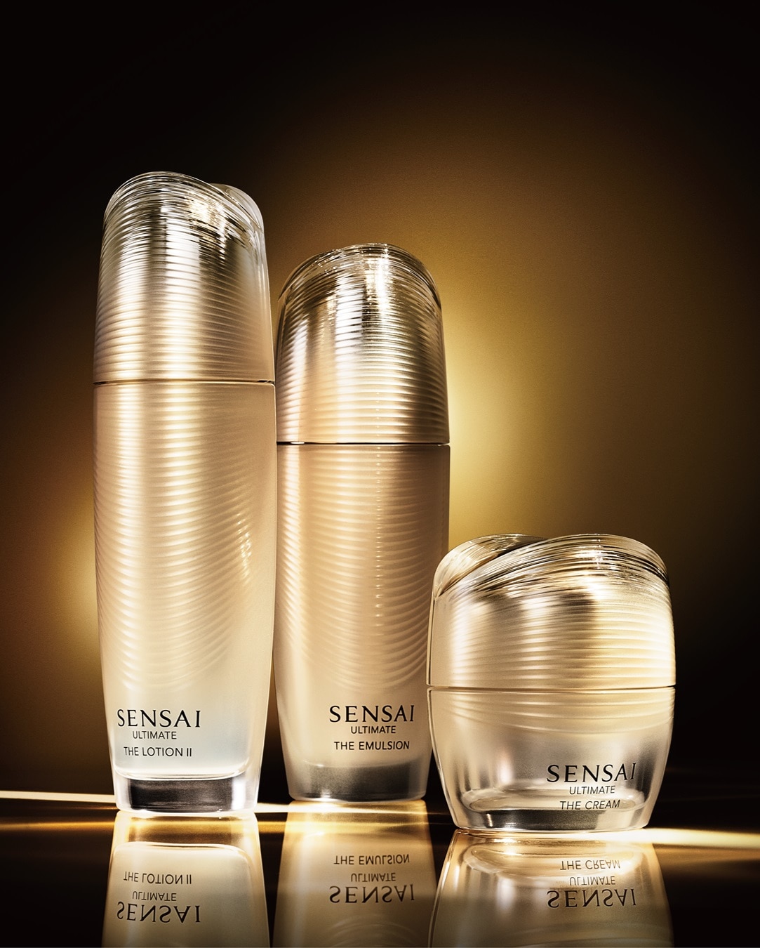 Elegancki zestaw SENSAI ULTIMATE: The Lotion II, The Emulsion i The Cream w złotych, luksusowych opakowaniach, idealny do kompleksowej pielęgnacji skóry.