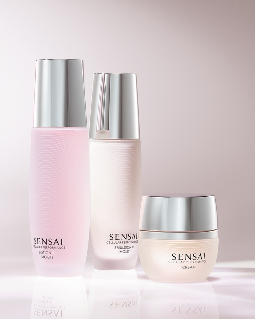 Conjunto de produtos de beleza Sensai Cellular Performance, incluindo loção, emulsão e creme hidratante, todos em embalagens elegantes com detalhes prateados.