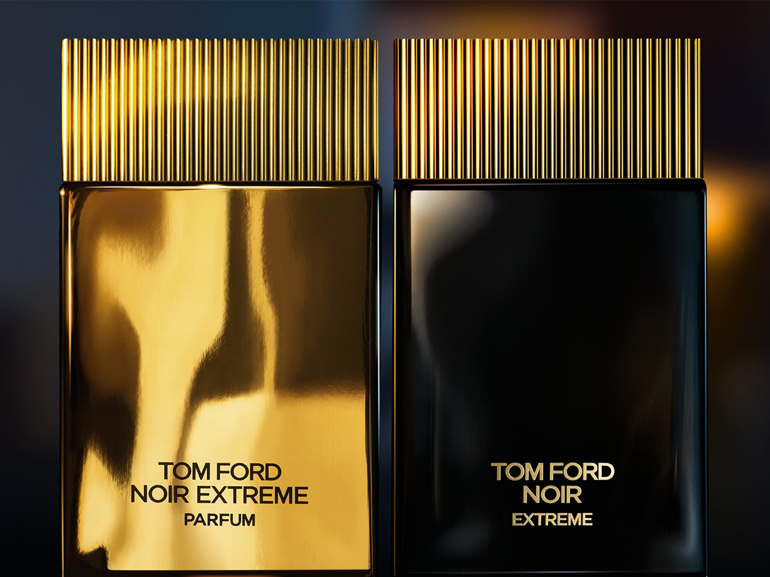 Twee flessen Tom Ford Noir Extreme parfum, een gouden en een zwarte, beide met gouden doppen.