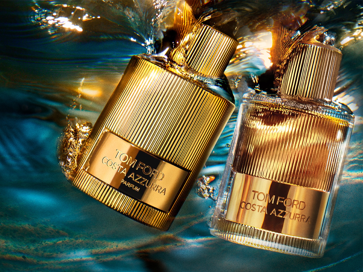 Twee flessen Tom Ford Costa Azzurra parfum, de ene in een gouden flacon en de andere in een heldere flacon, beide met gouden accenten, liggen onder water.