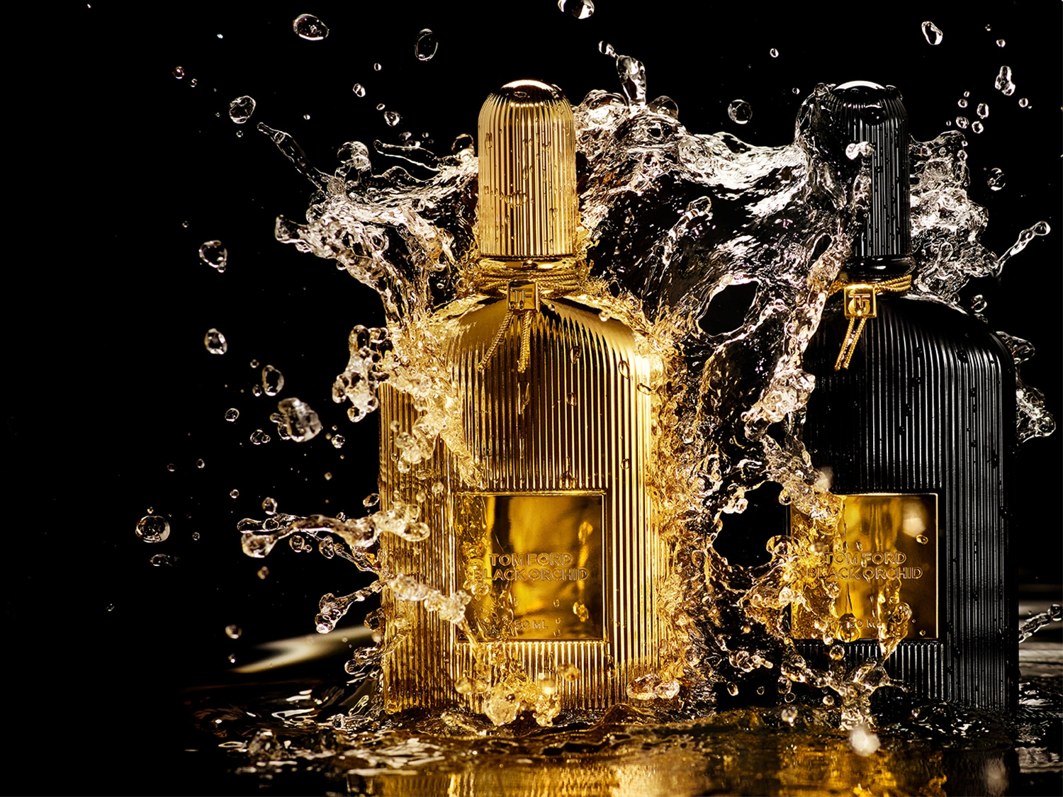 Twee flessen Tom Ford Black Orchid parfum, één goudkleurig en één zwart, worden omringd door een spat van helder water tegen een diepzwarte achtergrond.
