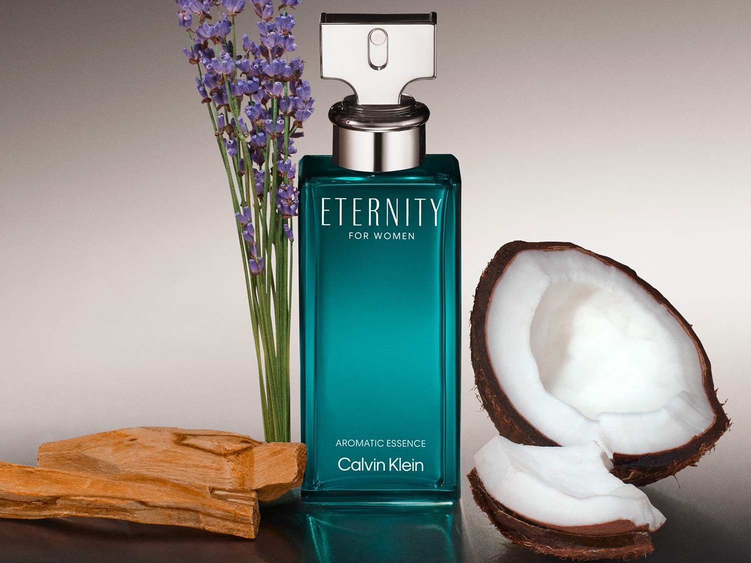 Butelka perfum Eternity for Women od Calvina Kleina w odcieniu turkusowym, otoczona lawendą, kokosem i drewnem, tworząc aromatyczną esencję.